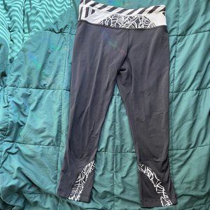Lululemon Crop Legging Black white sripe and leaf design back zipper